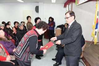 노인회 노래교실졸업식 의 사진